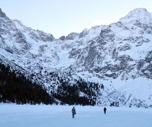 Selekcja naturalna. Internauci bezlitośni dla ludzi, którzy wchodzą na  na Morskie Oko w czasie odwilży