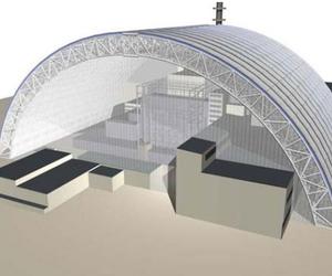 Nowy sarkofag wznosić się będzie ponad istniejącymi budynkami; rozbiórka starej osłony przebiegać będzie wewnętrz nowego hangaru: Fot. materiały www.chnpp.gov.ua