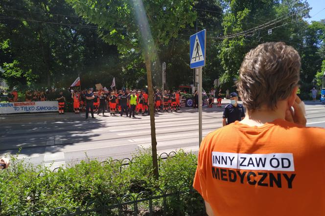 Protest ratownictwa medycznego przed Urzędem Wojewódzkim