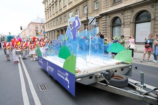 Parada Syrenki 2025 przeszła ulicami Warszawy. Na trasie 20 barwnych platform