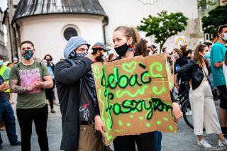 Demonstracja LGBT i narodowców na krakowskim Rynku