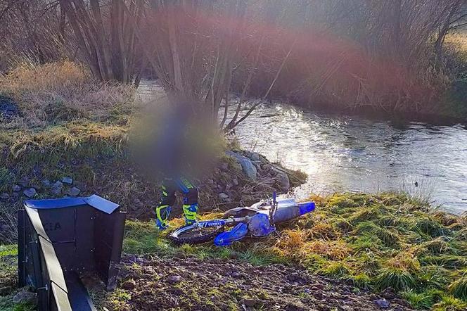 Pościg za motocyklistą w Kamiennej Górze. 19-latek jazdę zakończył w rzece