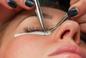 Popularny trend może być groźny dla oczu. 60% kobiet zgłosiło choroby zapalne