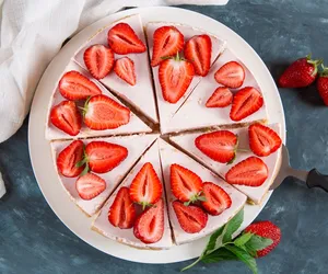 Keto ciasto z truskawkami bez pieczenia. Maksimum smaku, minimum kalorii