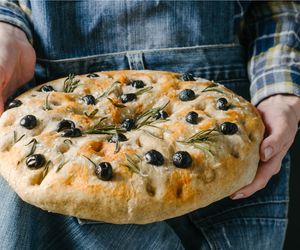 Focaccia z rozmarynem: przepis na domowe pieczywo