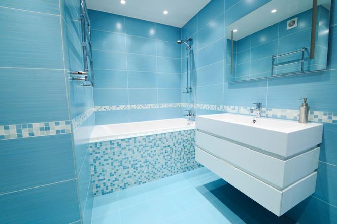 Elegancka aranżacja strefy kąpielowej - jak zabudować wannę i prysznic?