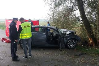 20-latek zginął w Audi A4. Uderzył czołowo w drzewo