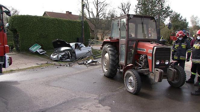 Świebodzin. Młody kierowca wyprzedzał ciągnik i UDERZYŁ w betonowy przepust!