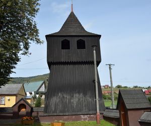 To niewielka małopolska wieś. Kiedyś przechodziła przez nią słynna galicyjska kolej 