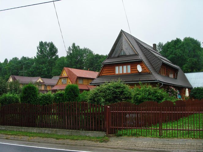 To jedna z najpiękniejszych wsi w Małopolsce. Jej ozdobą są zabytkowe chałupy