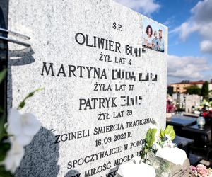 Tak wygląda grób ofiar wypadku na A1. Od tragedii pod Piotrkowem Trybunalskim minął rok [ZDJĘCIA].