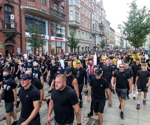 Protest przeciwko imigrantom.Tysiące kibiciów na ulicach Katowic