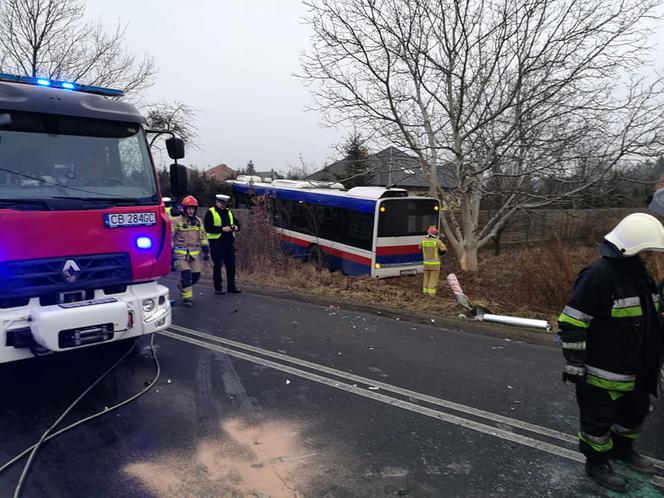 Groźny wypadek w podbydgoskim Niemczu. Autobus zderzył się z osobówką! [ZDJĘCIA]