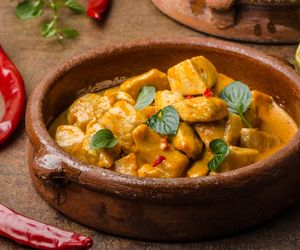 Kurczak w jogurtowym sosie curry