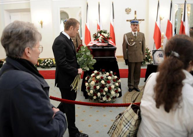 Premier Tusk na warcie przy trumnie prezydenta Kaczyńskiego
