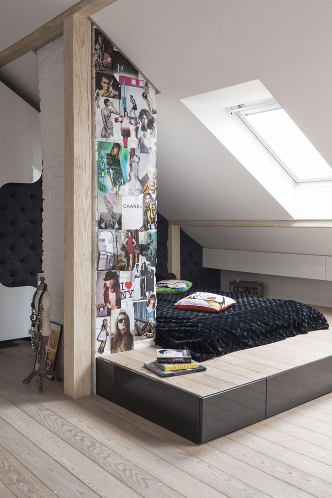 Wnętrza z podestem i podłogą na różnych poziomach