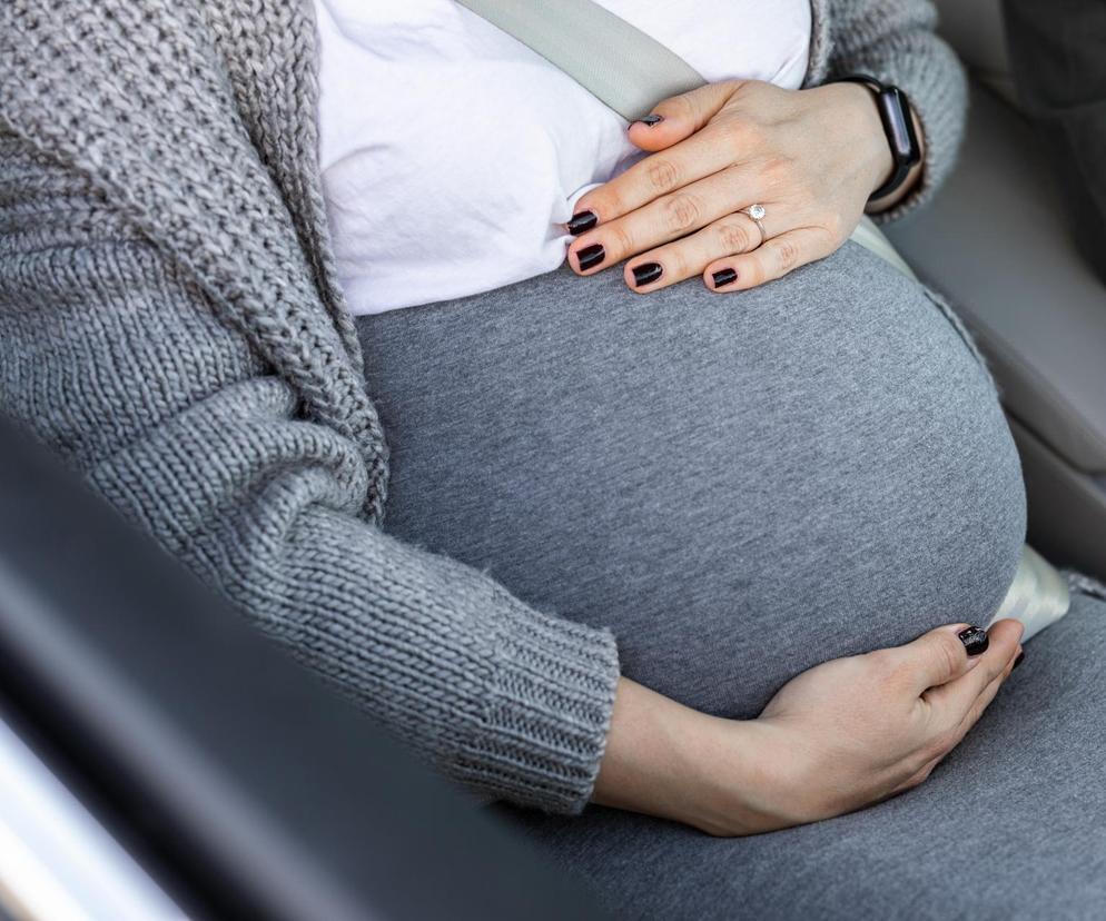 Niesamowity ojciec odbiera poród żony na poboczu autostrady. Mała zaczęła płakać i już było wspaniale