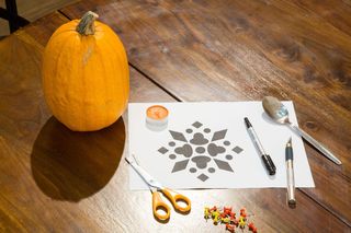 Ażurowy lampion z dyni – to będzie potrzebne