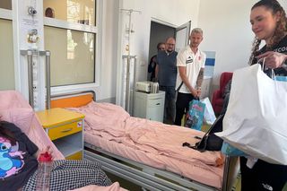 Zawodnicy ŁKS-u odwiedzili małych pacjentów łódzkiego szpitala. Wręczyli im świąteczne prezenty