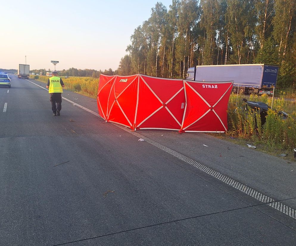 Tragedia pod Garwolinem. Tir uderzył w osobówkę, w środku było 5 osób. Są ofiary śmiertelne
