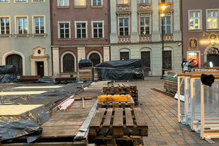 Przygotowania do Jarmarku Świątecznego na Starym Rynku w Poznaniu
