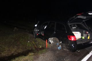 Breń. Przy wyprzedzaniu zahaczył o audi. Oba auta wylądowały w rowie. 3 osoby w szpitalu