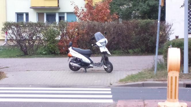 Toruń: Kierowca skutera spowodował KOLIZJĘ. Trafił do szpitala i zarobił mandat