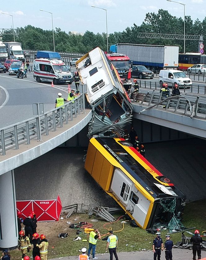 Autobus zawisł na moście Grota