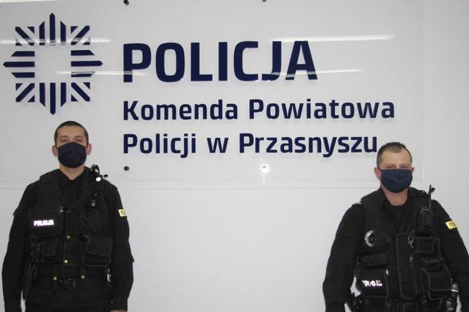 Policjanci z Przasnysza uratowali mężczyznę z pożaru
