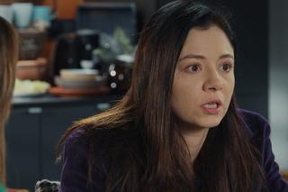 M jak miłość, odcinek 1725. Iza (Adriana Kalska), Aneta (Ilona Janyst)