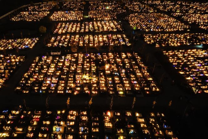 1 listopada na Cmentarzu Łostowickim w Gdańsku. Tak wygląda w dniu Wszystkich Świętych