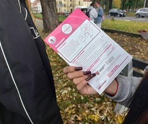 Posadzili żonkile w Lesznie. Dziś Europejski Dzień Walki z Rakiem Piersi
