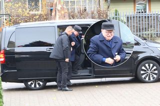 Lech Wałęsa przyjechał potężnym autem na mszę. Nigdy w takim go nie widzieliśmy! [ZDJĘCIA]