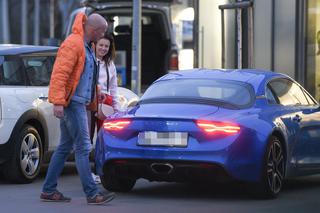 Katarzyna Glinka zakochała się we francuskim Porsche. Zobacz czym jeździ aktorka