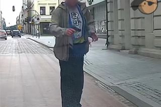 Wyjął pistolet na środku ulicy i wycelował w kobietę. Poszukuje go policja 