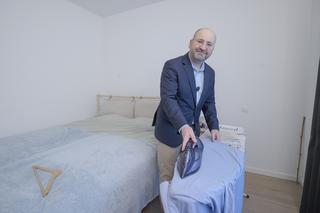 Tak mieszka Adam Bielan w Brukseli