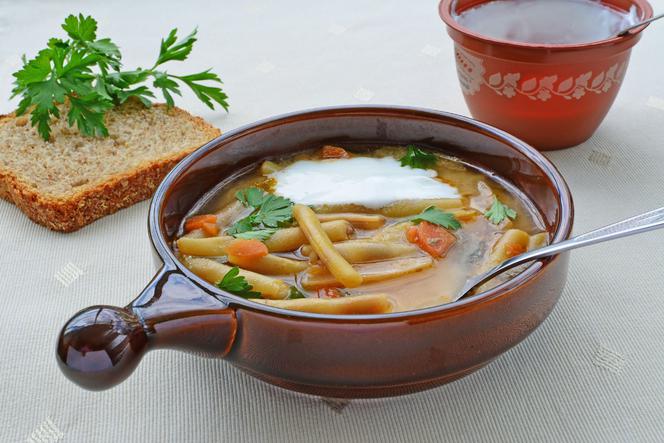 Błyskawiczna zupa z fasolki szparagowej na rosole - idealne danie na poniedziałkowy obiad