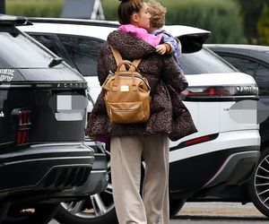 Jan Kliment z żoną i synem wyjeżdżają ze ślubu Kasi Cichepek-Kurzajewskiej