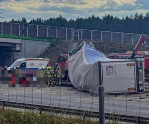 PILNE. Ciężarówka zmiażdżyła auto na A1! W środku rodzina z dzieckiem