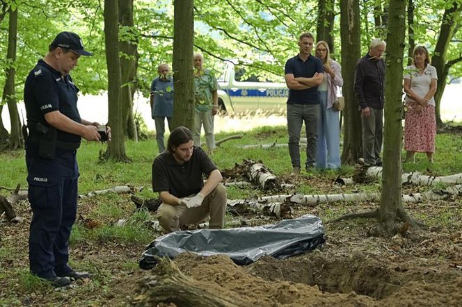 Pierwsza miłość, odcinek 3888: Kulas (Marcin Sztabiński), Aniela (Maja Wachowska)