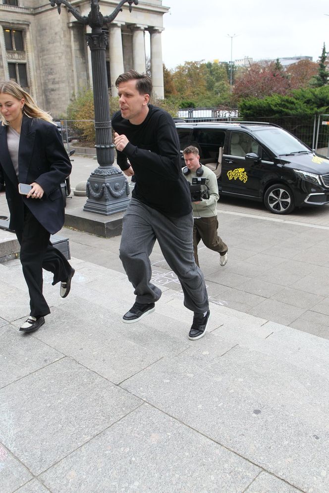 Wojciech Szczęsny z dziećmi na premierze filmu o sobie