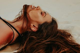 SOS dla włosów po słońcu. Jak przywrócić im miękkość i zdrowy blask? 