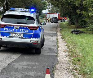 Tragedia pod Pruszkowem! Huknął motocyklem w osobówkę. Na ratunek nie było szans