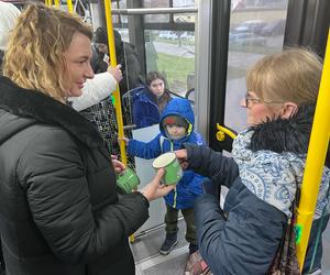 W gorzowskich autobusach elektrycznych przedstawiciele miasta rozdawali kubki i kalendarze