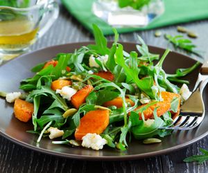 Lekka sałatka z dynią i fetą: prosty i szybki przepis!