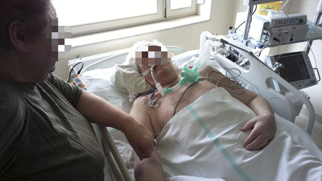 Zmarł, bo lekarz zaszył mu dwie chusty w brzuchu