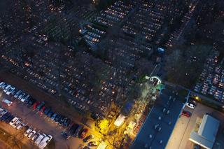 Cmentarz przy ul. Lipowej. Tak prezentuje się tuż po zmroku widziany z lotu ptaka!