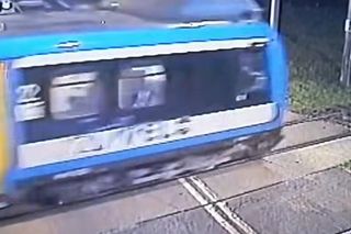 Wstrząsające nagranie pokazali policjanci z Mikołowa. 6-latek bawił się na torach, potem przejeżdża pociąg