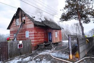 Tragiczny pożar domu. Na poddaszu strażacy znaleźli zwęglone zwłoki kobiety