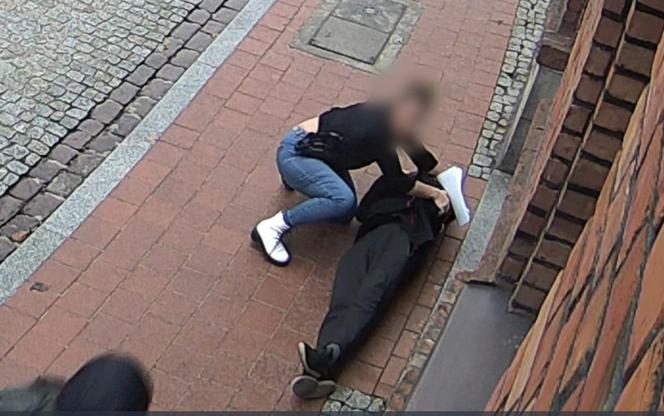 Wyszedł z komisariatu w Chełmży i runął na chodnik. Bohaterowie ruszyli mu na ratunek 